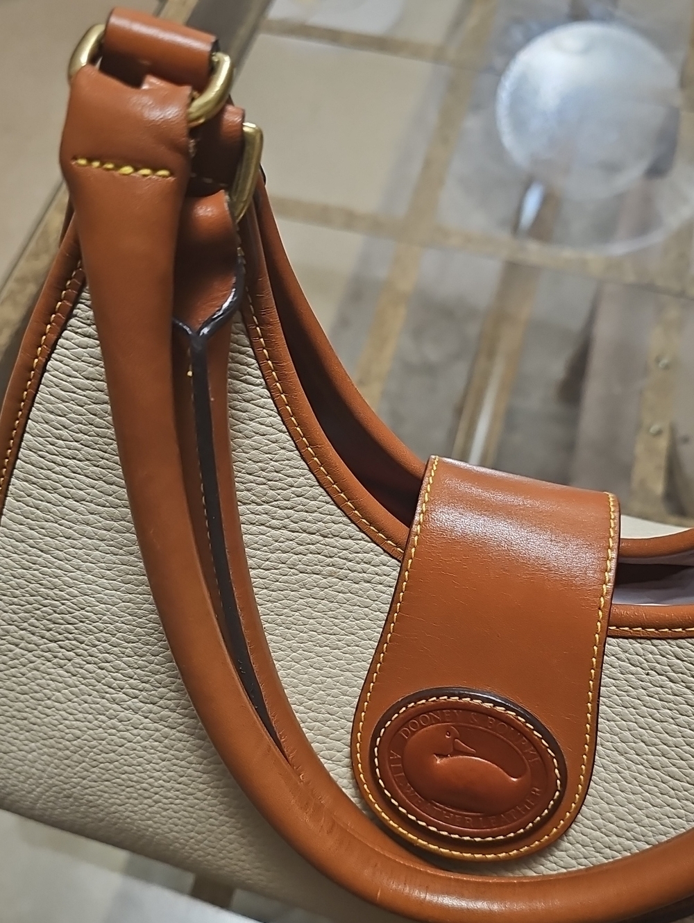 Dooney & Bourke Tan and Cream Leather Shoulder Bag ❤️ OFFERS WELCOMED!!❤️ - Picture 9 of 16